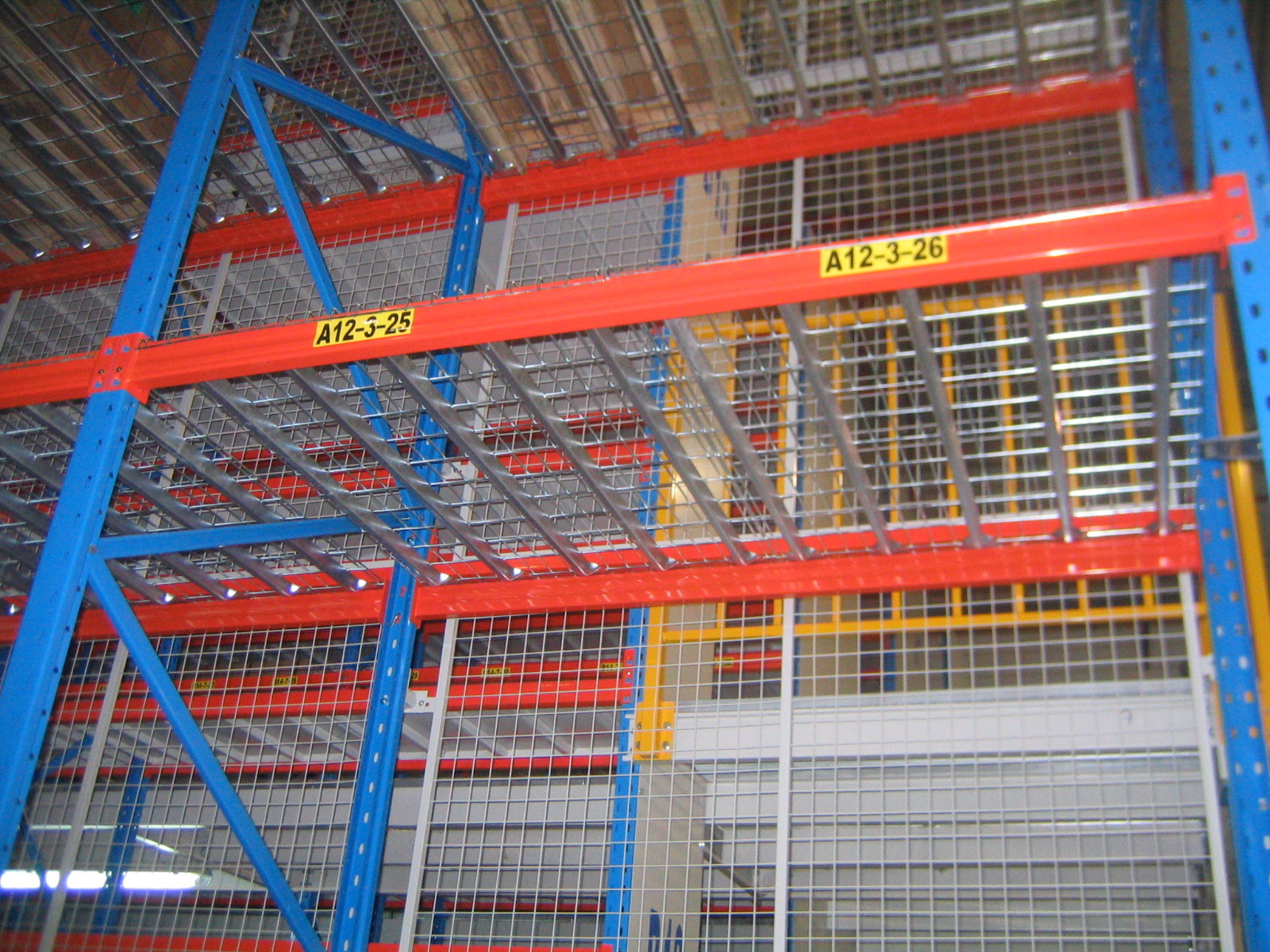 Corrosion Proof Galvanized Heavy Duty Pallet Racking 50.8mm Pitch